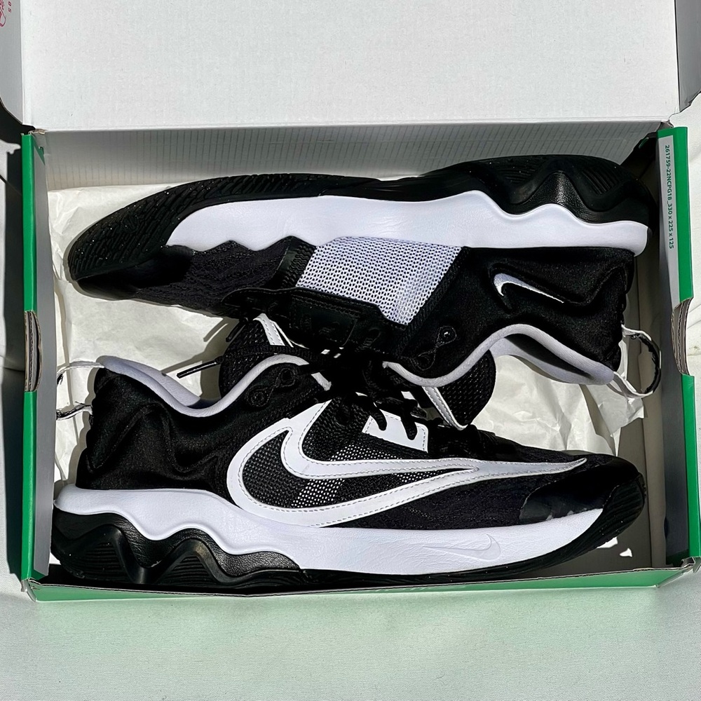 Nike Giannis Immortality 3 in Black/White - BARELY WORN